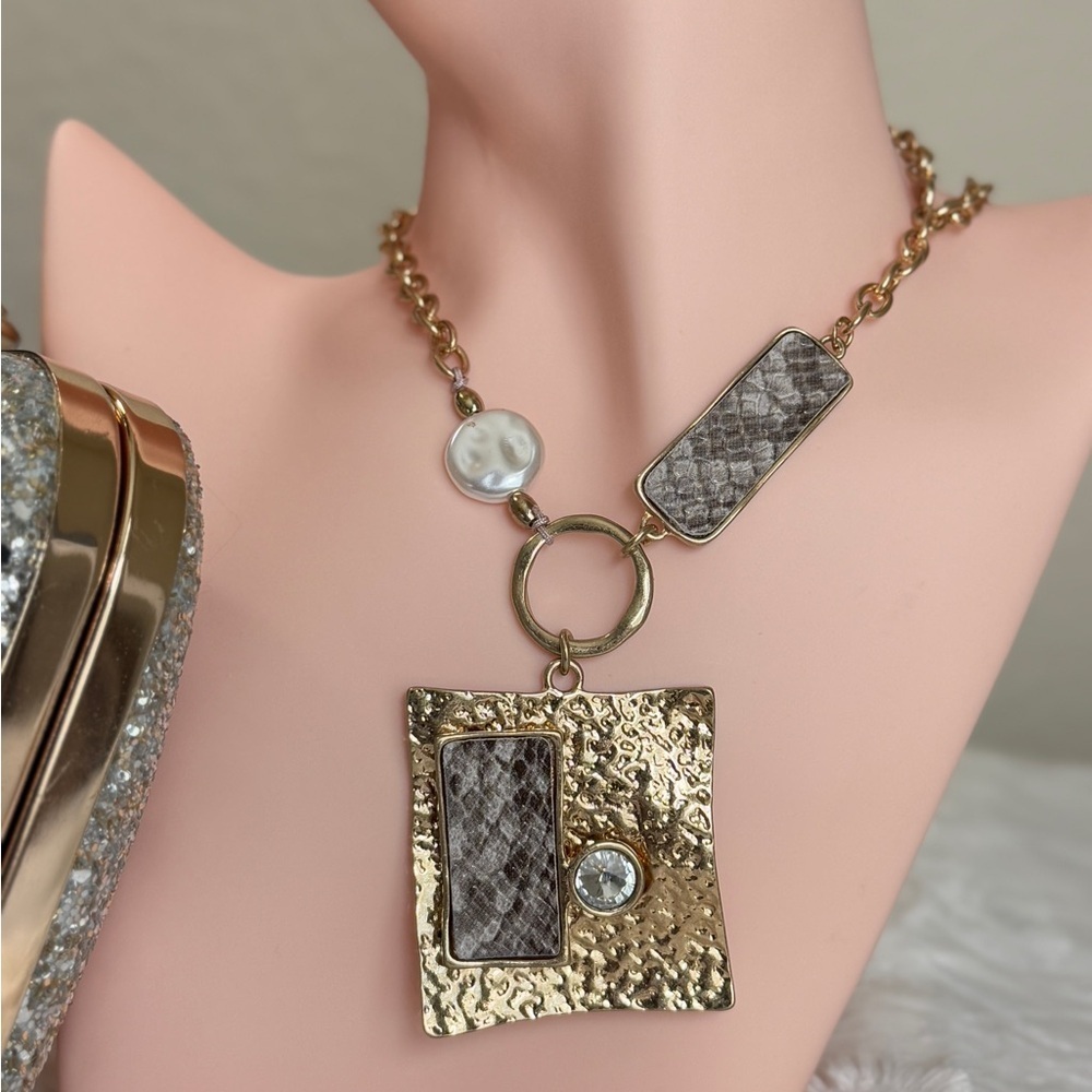 ⚜️❤️🔥 Elegant Gold Necklace With Accents - Picture 4 of 10